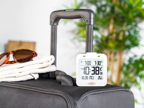 Radio-réveil numérique sur une valise