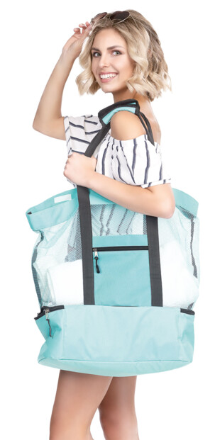 femme portant le Sac de plage