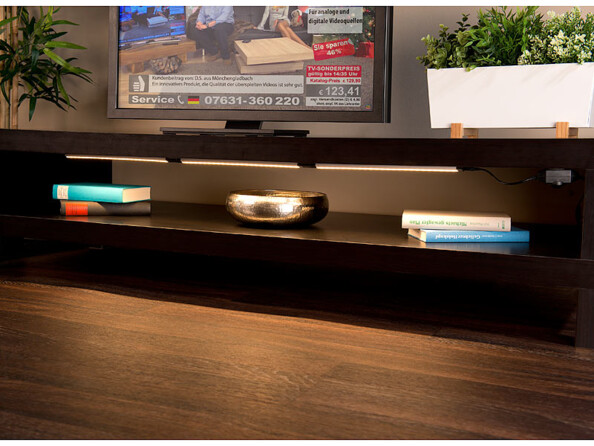 Système de 3 réglettes LED mise en situation sous un televiseur