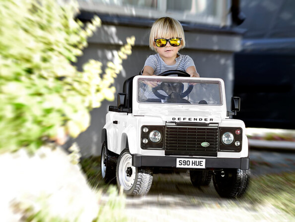 Voiture pour enfant Land Rover blanc mis en situation.