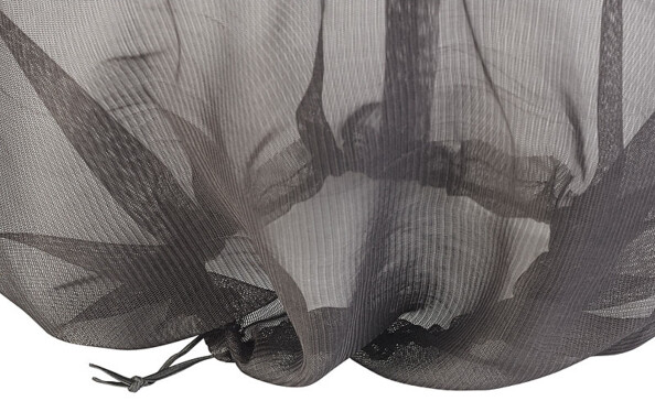 Gros plan sur les plis du tissu du chapeau pliable noir
