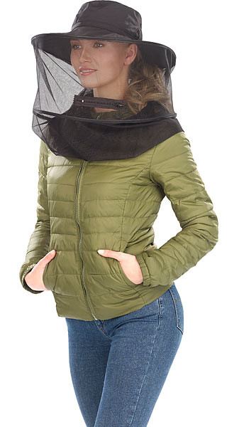 Femme portant le chapeau avec moustiquaire intégrée Semptec