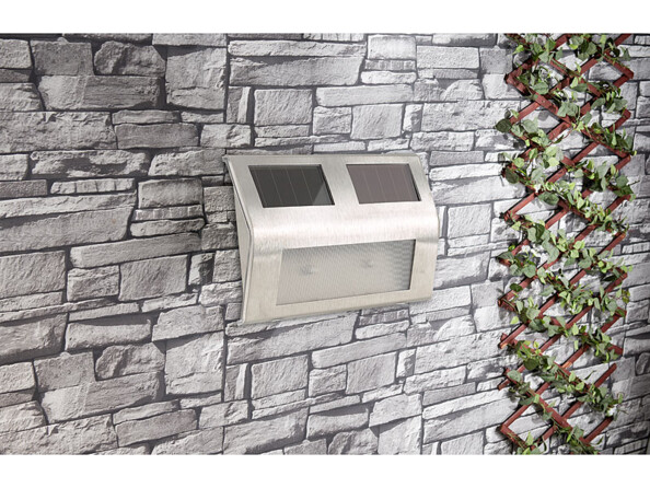 applique murale LED solaire en acier inoxydable sur mur de jardin