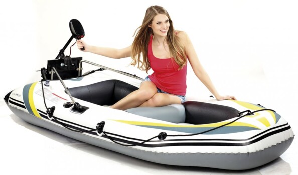 Bateau pneumatique avec moteur électrique