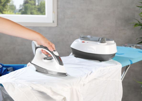 Centrale vapeur avec pulvérisation de vapeur en continu ou sur pression d'un bouton