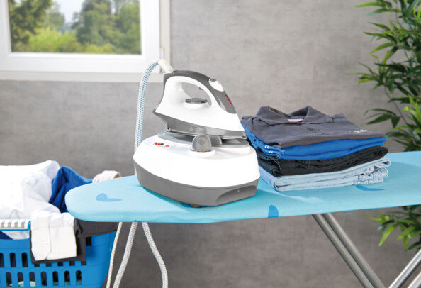 Centrale vapeur 2200 W / 3 bars sur une plance à repasser