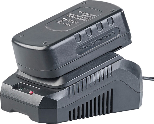 Chargeur de batterie noir en plastique avec grilles de ventilation et câble électrique sur fond blanc