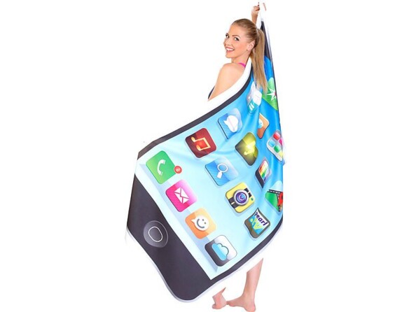 Femme qui se sèche avec un drap de bain microfibres smarphone géant