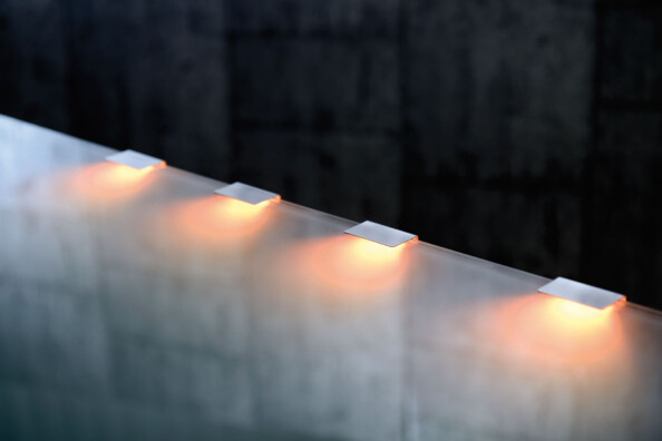 eclairage led orange pour tablettes en verres vitrines et etageres