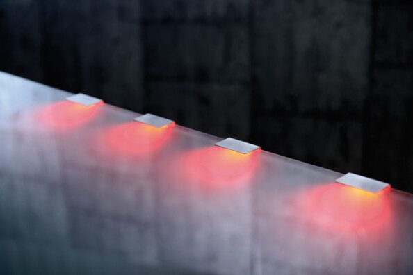 eclairage led rouge pour tablettes en verres vitrines et etageres