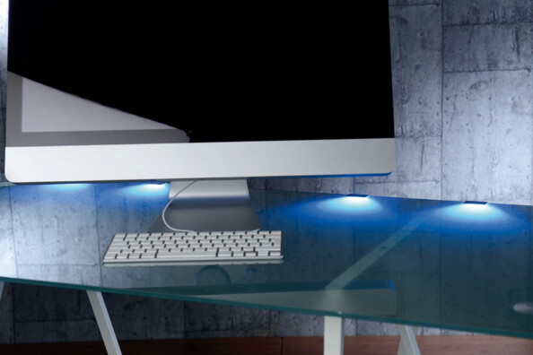 eclairage led bleu pour table de bureau en verre