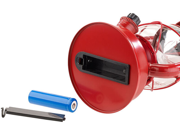 Alliance du passé et du présent, cette lampe associe l'esthétique de la lampe-tempête traditionnelle à la technologie la plus moderne : ce n'est pas une flamme mais une LED qui brille dans le verre