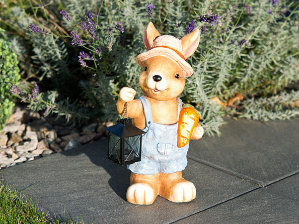 Lapin décoratif étanche avec lanterne et carotte