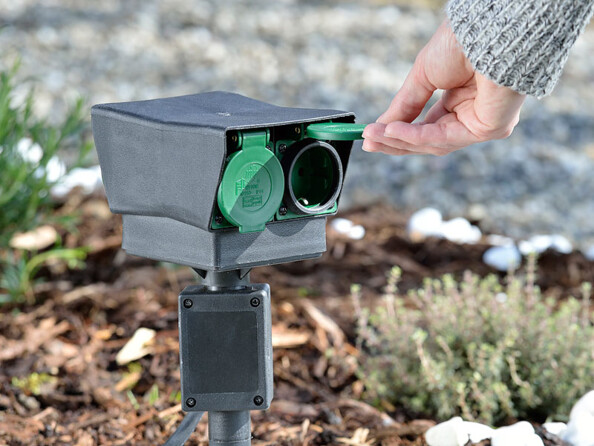 Mise en situation de la multiprise de jardin sur piquet Royal Gardineer.