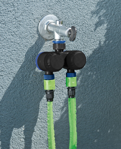 programmateur d'arrosage royal gardineer avec tuyau extensible sur robinet extérieur