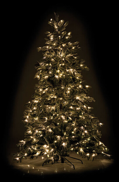 Sapin artificiel mis en situation de nuit