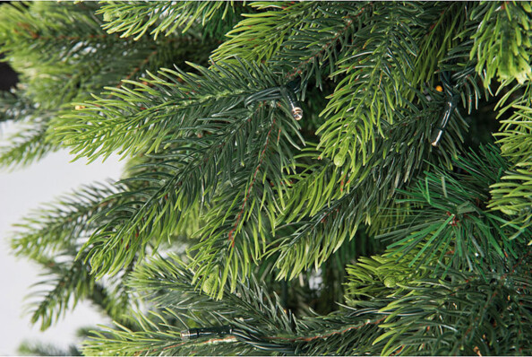 Gros plan sur les aiguilles aussi vraies que nature du sapin de Noël Infactory