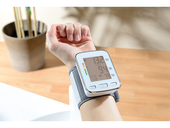 Tensiomètre-bracelet électronique mis en situation