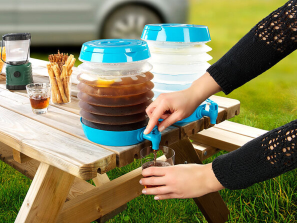 Mise en situation d'une personne se servant un verre de boisson distribué par le tonneau pliable Pearl