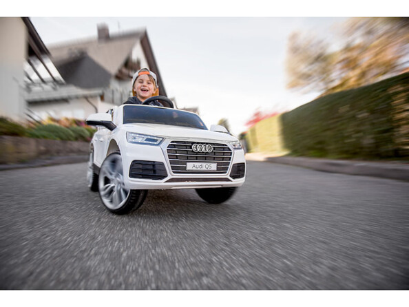 audi q5 mise en situation avec un trés jeune conducteur