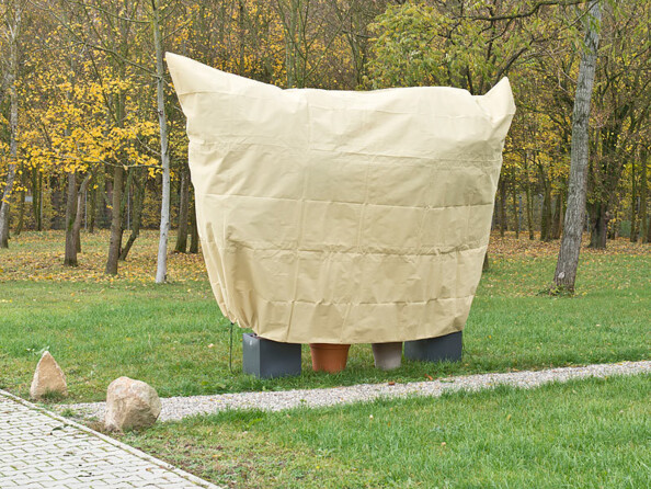 Mise en situation du sac qui protège les plantes contre le froid, le vent, etc.