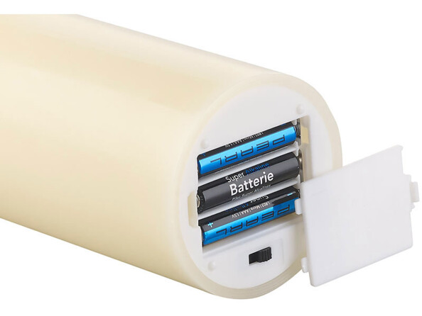 Vue sur le compartiment à piles d'une des bougie en cire veritale