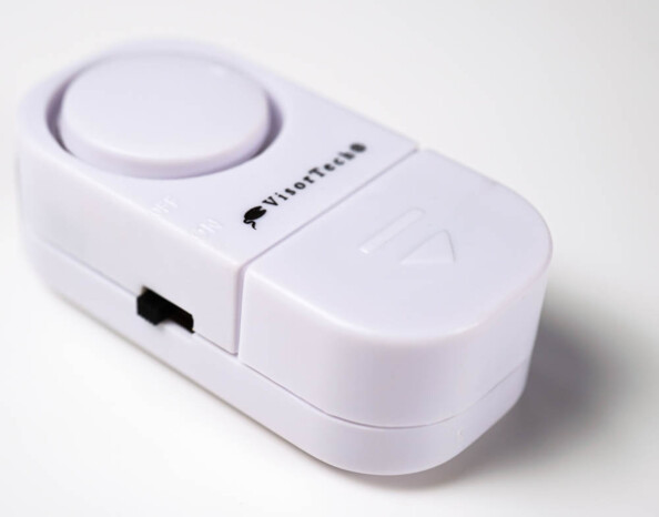 Alarme miniature pour portes et fenêtres coloris blanc avec capteur magnétique à portée 1 cm, interrupteur Marche/Arrêt noir située le côté de l'appareil et signal sonore puissante jusqu'à 95 dB, design aux bords arrondis