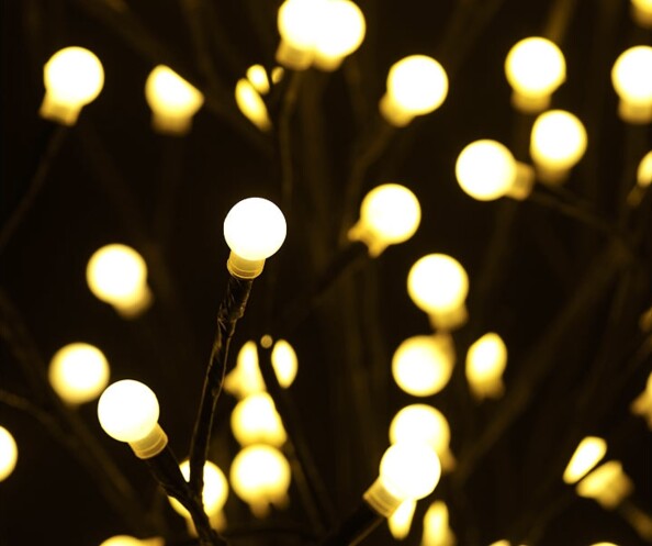 Arbre lumineux ue de nuit sur les LED'S allumés