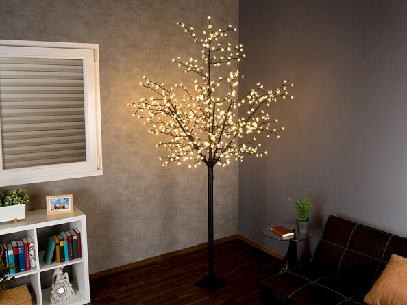 Arbre lumineux 250 cm avec 600 fleurs LED Lunartec. Mise en situation.