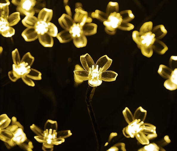 64 fleurs en plastique avec 64 LED blanc chaud