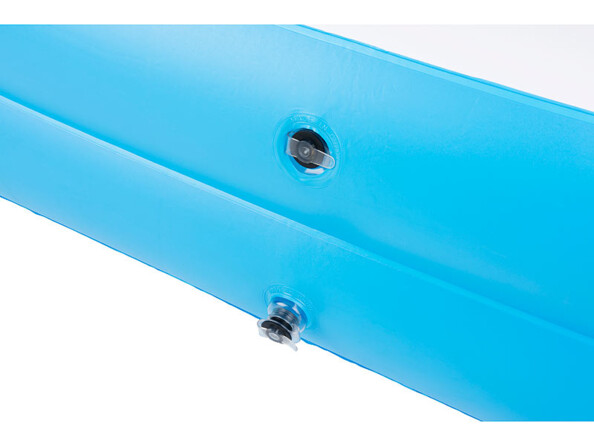 Zoom sur les deux valves de gonflage et dégonflage noires fermées situées sur le côté du bassin