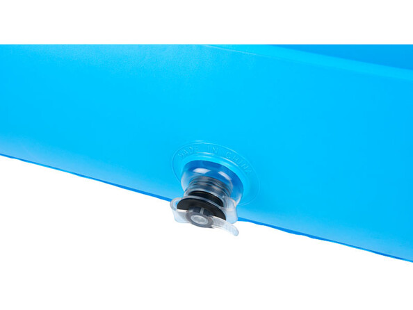 Gros plan sur l'une des valves en plastique au sol pour vidange de l'eau du bassin