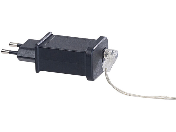 Adaptateur secteur noir branché au câble d'alimentation de la couronne