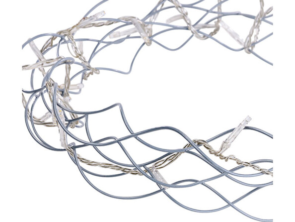 Fil 32 LED entrelacé dans des brins en métal gris