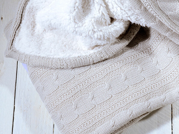 'intérieur en fourrure synthétique aspect peau d'agneau de cette grande couverture est ultra-doux et chaud