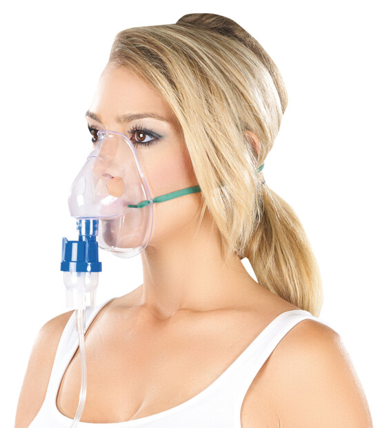 Femme avec un masque sur le visage d'un inhalateur pratique et nomade