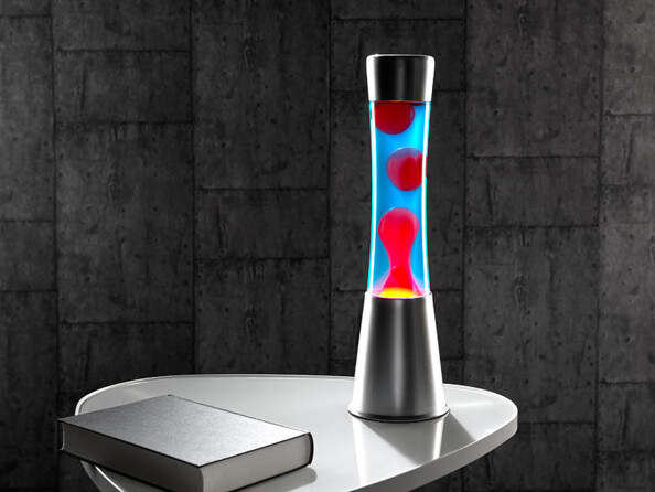 Mise en situation de la lampe Lava Lunartec bleue et rouge.