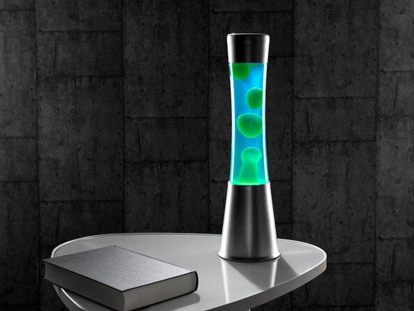 Mise en situation de la lampe à laver Lunartec avec liquide bleu et bulles vertes.