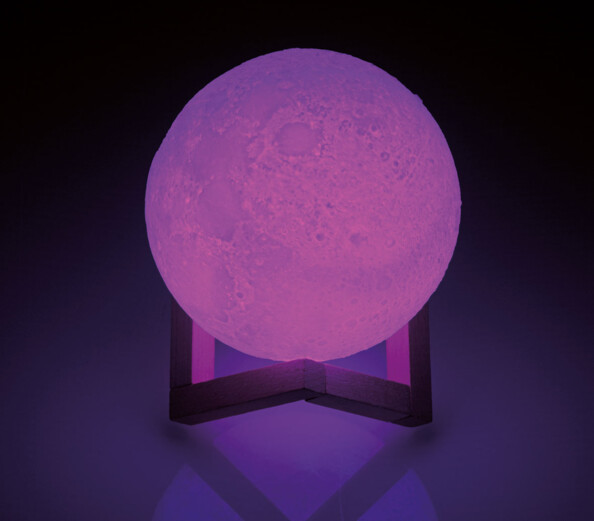 Lampe lune iéclairée en violet