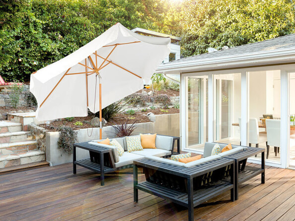 Mise en situation du parasol en zone extérieure sur une terrasse avec mobilier de jardin