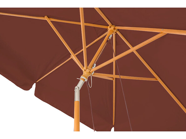 Zoom sur le mécanisme à basculement du parasol de jardin marron et son articulation rotative