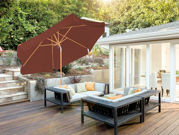 Mise en situation du parasol en zone extérieure sur une terrasse avec mobilier de jardin