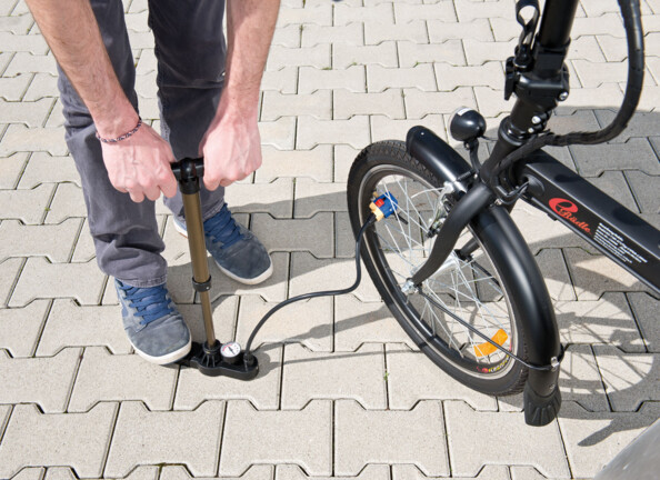 Pompe à bras compacte en aluminium avec manomètre 8 bar