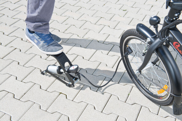 Pompe à pied cylindre métal avec manomètre