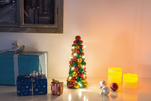 Pyramide de boules de Noël lumineuse