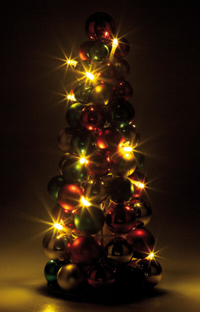 Pyramide de boules de Noël lumineuse