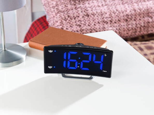 Radio reveil élégant sur la table de nuit