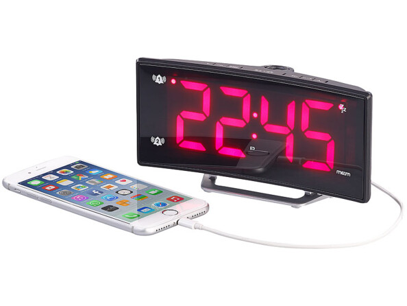 Radio-réveil à projection mis en situation en train de chrger un smartphone