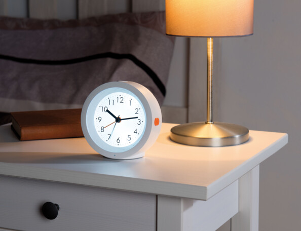 Réveil à quartz avec éclairage automatique réglable du cadran