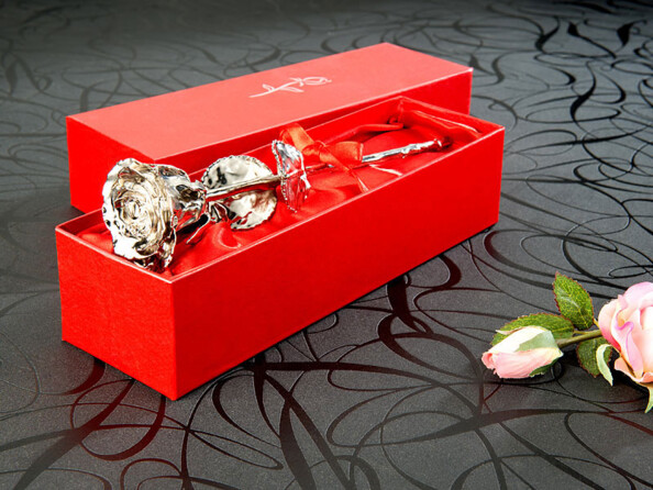 veritable rose eternelle plaquée platine 18 carats. Écrin cadeau élégant avec intérieur en tissu rouge